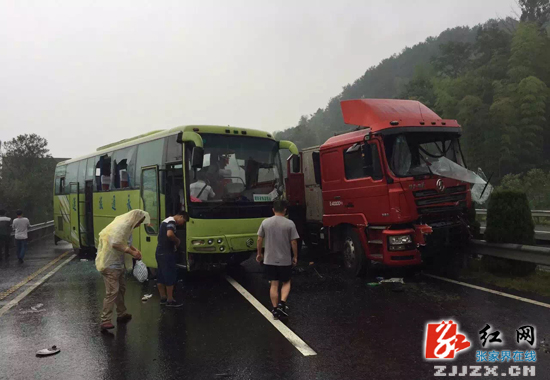 常張高速6車連環追尾 8人受傷