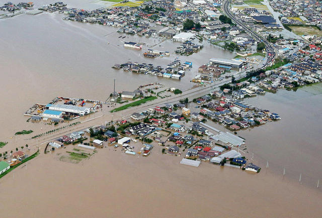 日本暴雨致上萬房屋被淹 航拍圖曝光