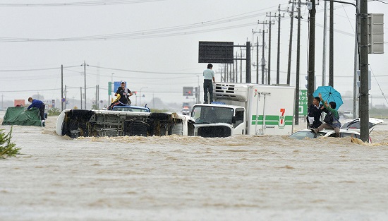 日本暴雨洪災致3人死亡 10萬人被迫逃離家園