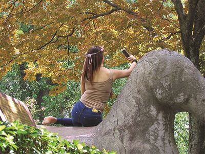 女子騎在600年文物上玩自拍"折騰"近5分鐘