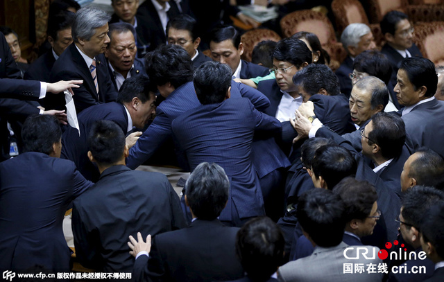 日本執政黨欲強推安保法過關 朝野激烈混戰