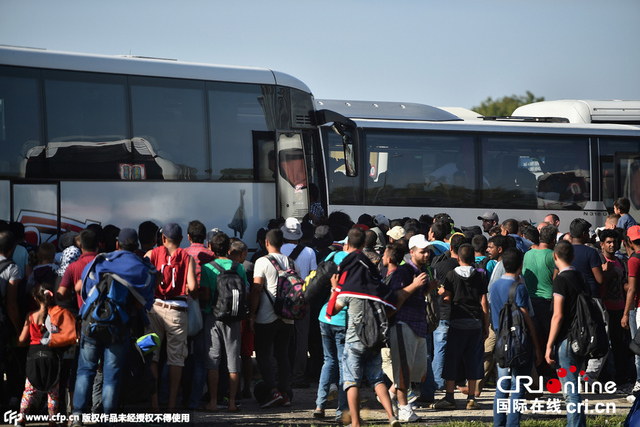 大批難民抵達克羅地亞 蜂擁乘車發生踩踏事件