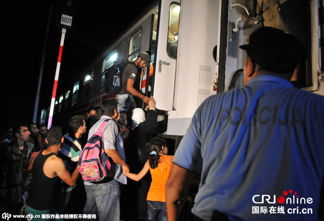 大批難民抵達克羅地亞 蜂擁乘車發生踩踏事件