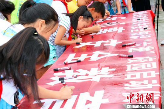 湖北恩施編印“公共安全知識”讀本進校園 屬全國首創