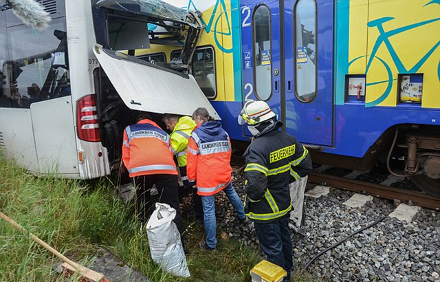 德國一輛高速列車撞上拋錨校車 僅一人受輕傷