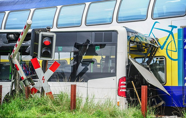 德國一輛高速列車撞上拋錨校車 僅一人受輕傷