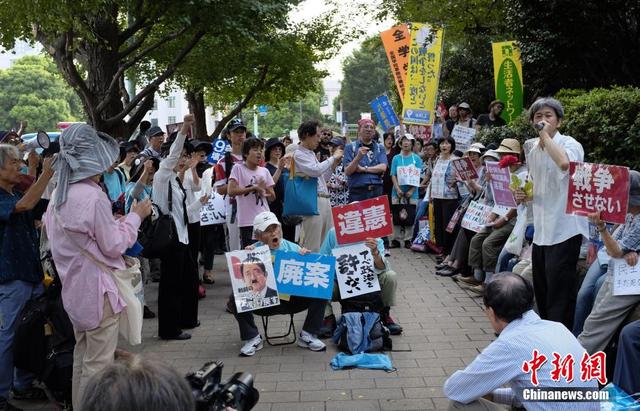 日本民眾街頭抗議強行通過安保法案