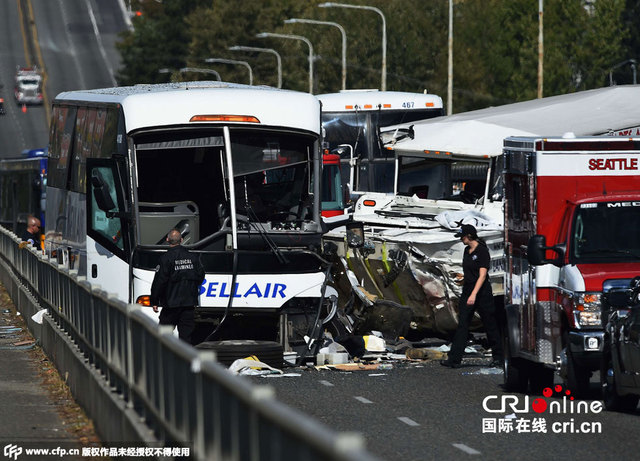 美國西雅圖一輛旅遊車與巴士相撞 至少4人死亡