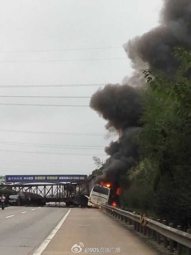 滬昆高速湖南段客車被撞起火 已緊急救援