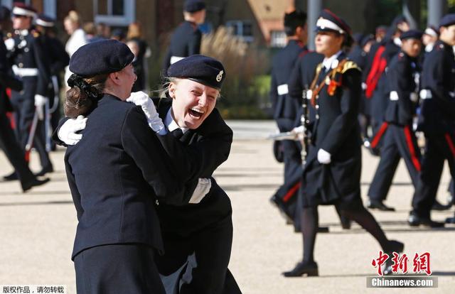 哈裏王子絡腮鬍造型訪軍校 女學生激動若狂