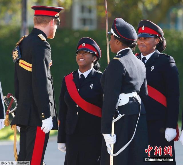 哈裏王子絡腮鬍造型訪軍校 女學生激動若狂