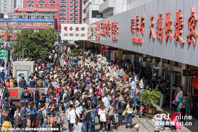 國慶節首日：多地啟動“看人海”模式