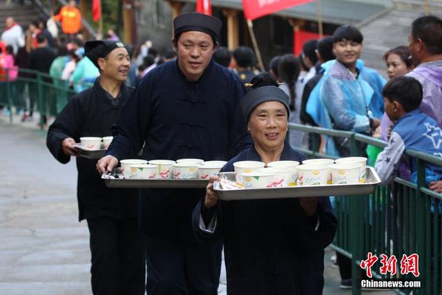 景區索道排長龍 “道士下山”給遊客送齋飯