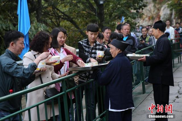 景區索道排長龍 “道士下山”給遊客送齋飯