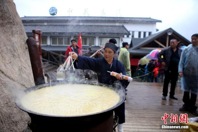 景區索道排長龍 “道士下山”給遊客送齋飯