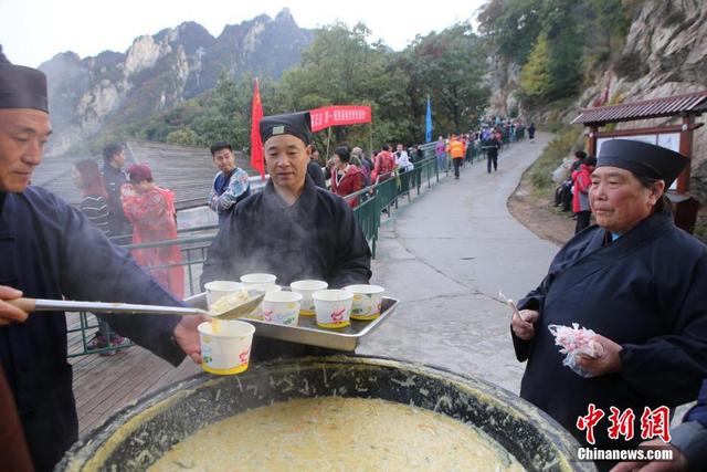 景區索道排長龍 “道士下山”給遊客送齋飯