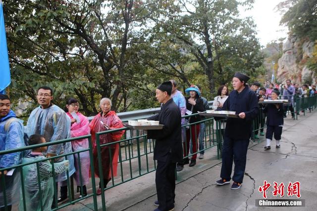 景區索道排長龍 “道士下山”給遊客送齋飯