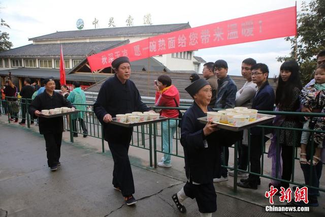 景區索道排長龍 “道士下山”給遊客送齋飯