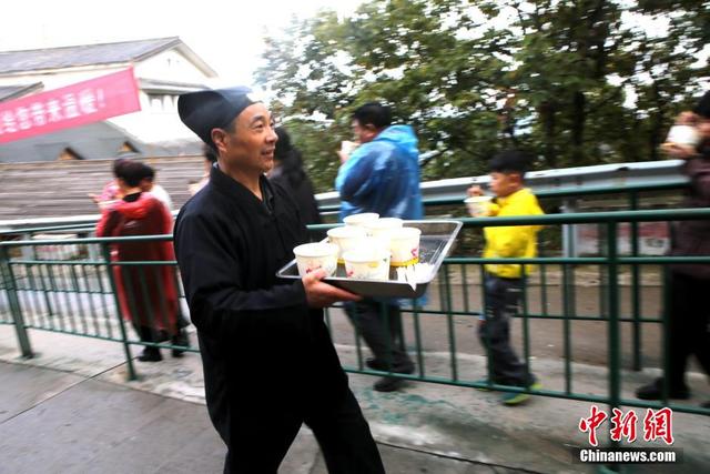 景區索道排長龍 “道士下山”給遊客送齋飯