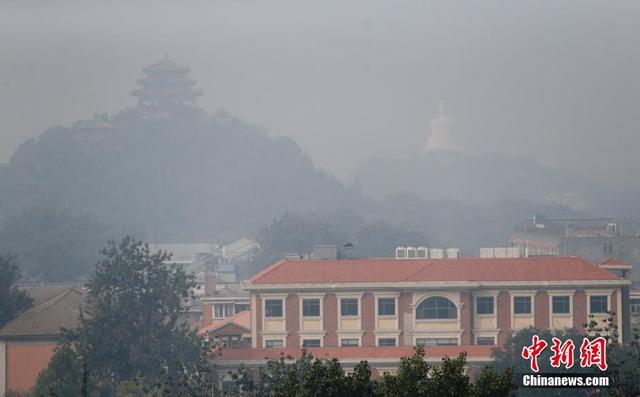 北京發佈霧霾黃色預警 能見度低