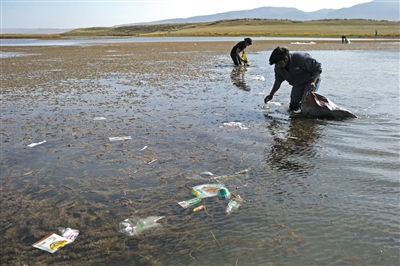 假期結束旅遊大軍離開 青海湖陷“垃圾之殤”