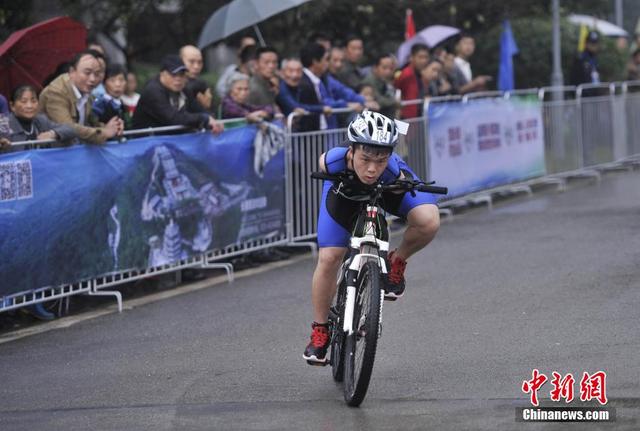 重慶國際鐵人三項賽鳴槍 無臂“鐵人”參與角逐