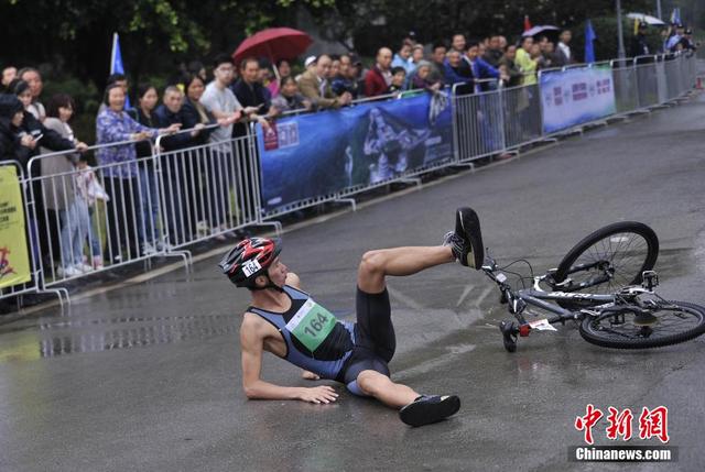 重慶國際鐵人三項賽鳴槍 無臂“鐵人”參與角逐