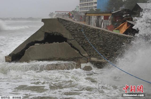 颱風“巨爵”登陸菲律賓 海堤遭大浪衝擊開裂