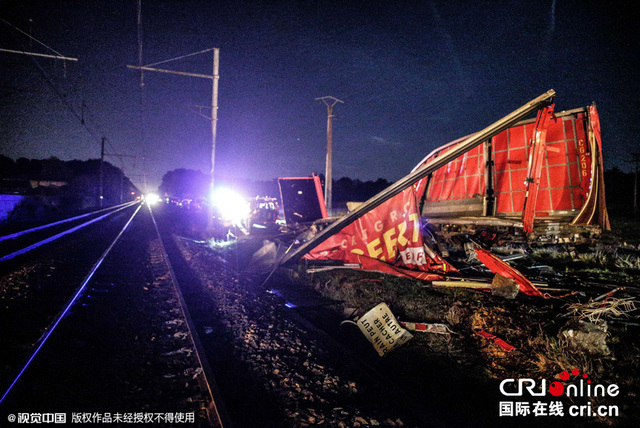 法國一列快鐵與卡車相撞致15人受傷