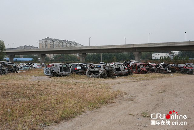 北京地鐵亦莊線沿線現"汽車墳場" 恐影響地鐵安全