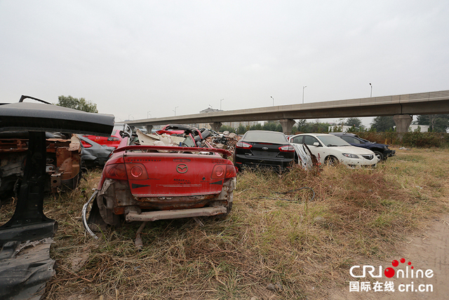 北京地鐵亦莊線沿線現"汽車墳場" 恐影響地鐵安全