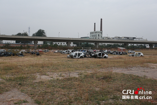 北京地鐵亦莊線沿線現"汽車墳場" 恐影響地鐵安全