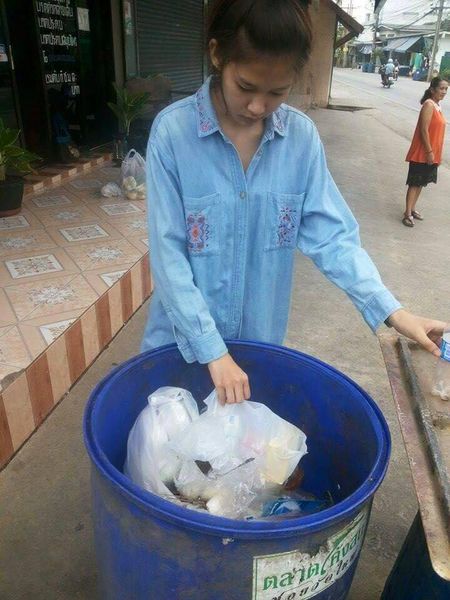 泰國17歲少女選美奪冠 跪謝拾荒母親