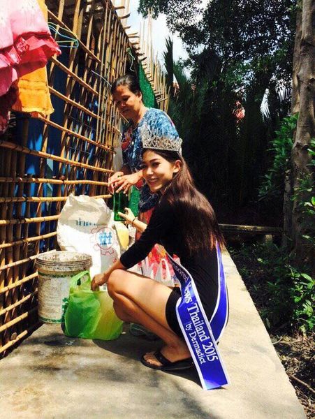 泰國17歲少女選美奪冠 跪謝拾荒母親