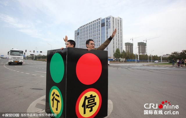 石家莊街頭出現“人體紅綠燈”司機驚呆