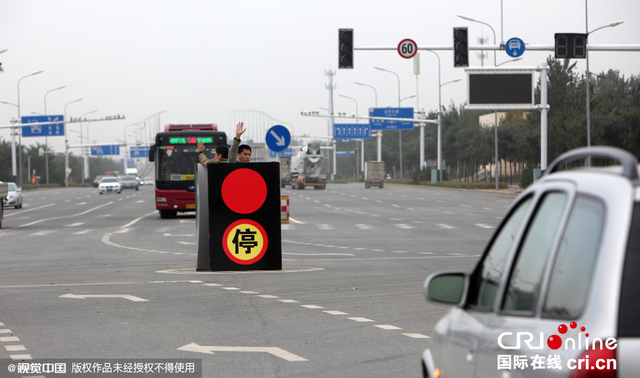 石家莊街頭出現“人體紅綠燈”司機驚呆