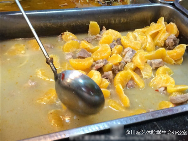 四川一大學食堂又現“黑暗料理”神作：橘子燒排骨