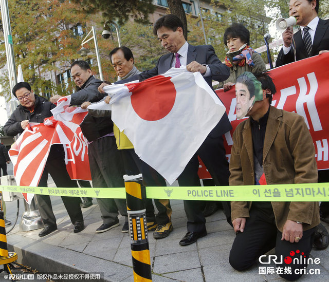 韓民眾舉行抗議遊行 上演“安倍下跪”