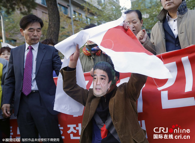 韓民眾舉行抗議遊行 上演“安倍下跪”