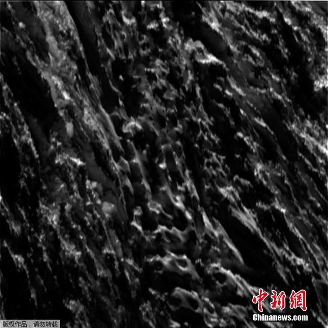 NASA發佈薄霧掩蓋下的土衛二照片