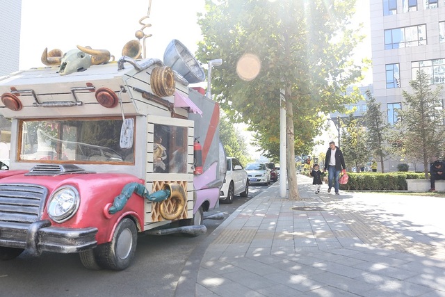 父親為哄女兒上幼兒園造“最萌校車”