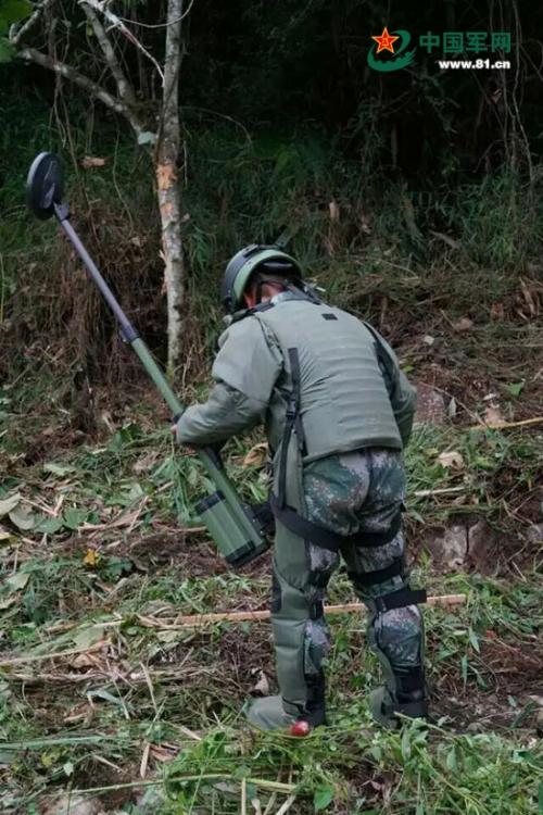 中越邊境開展大規模掃雷行動 動用噴火槍、機器人