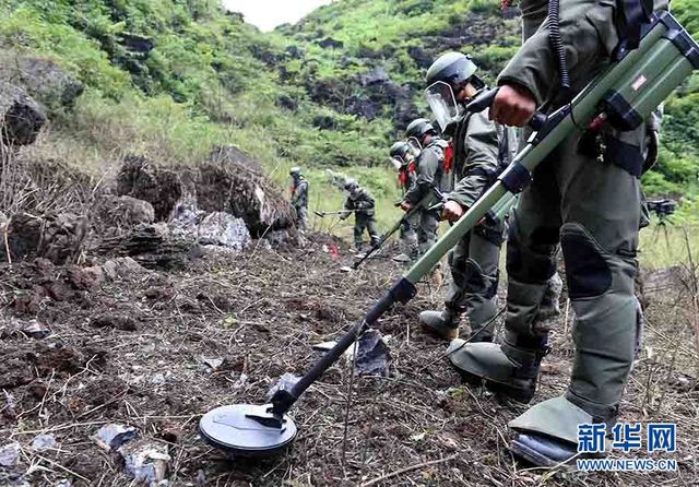 中越邊境開展大規模掃雷行動 動用噴火槍、機器人