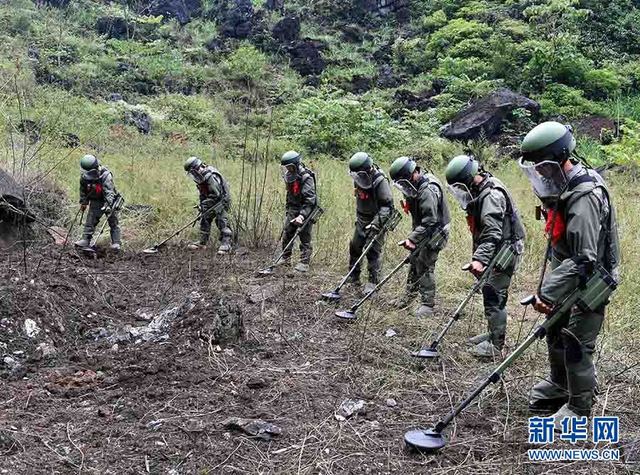 中越邊境開展大規模掃雷行動 動用噴火槍、機器人