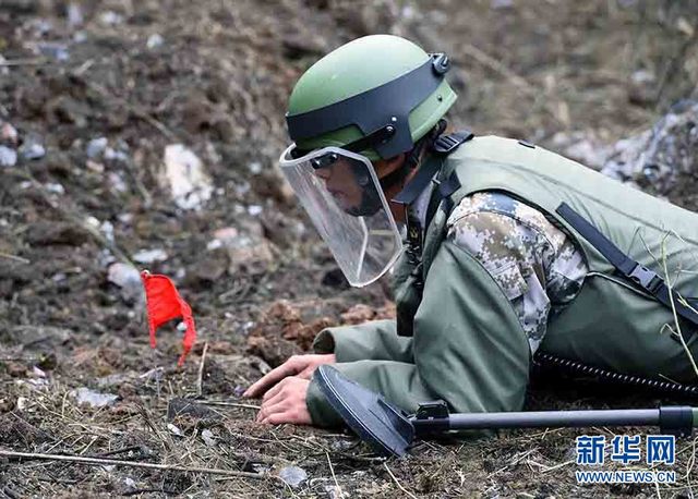 中越邊境開展大規模掃雷行動 動用噴火槍、機器人