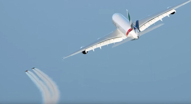 迪拜高空上演驚人特技:"噴氣飛人"與客機競速