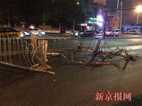 北京一轎車高速疾馳撞毀護欄 一男子被甩出身亡