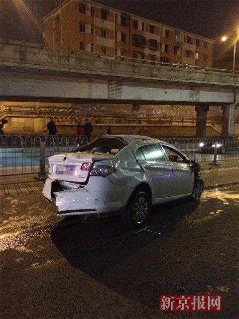 北京一轎車高速疾馳撞毀護欄 一男子被甩出身亡