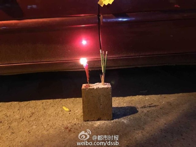 昆明一車主車窗被砸 車主掛牌詛咒砸車人