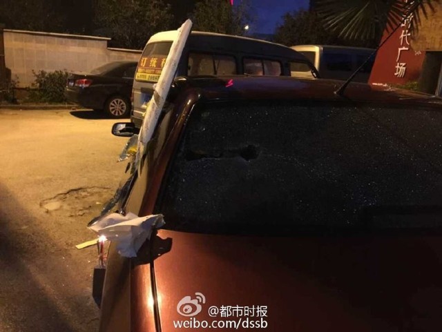 昆明一車主車窗被砸 車主掛牌詛咒砸車人